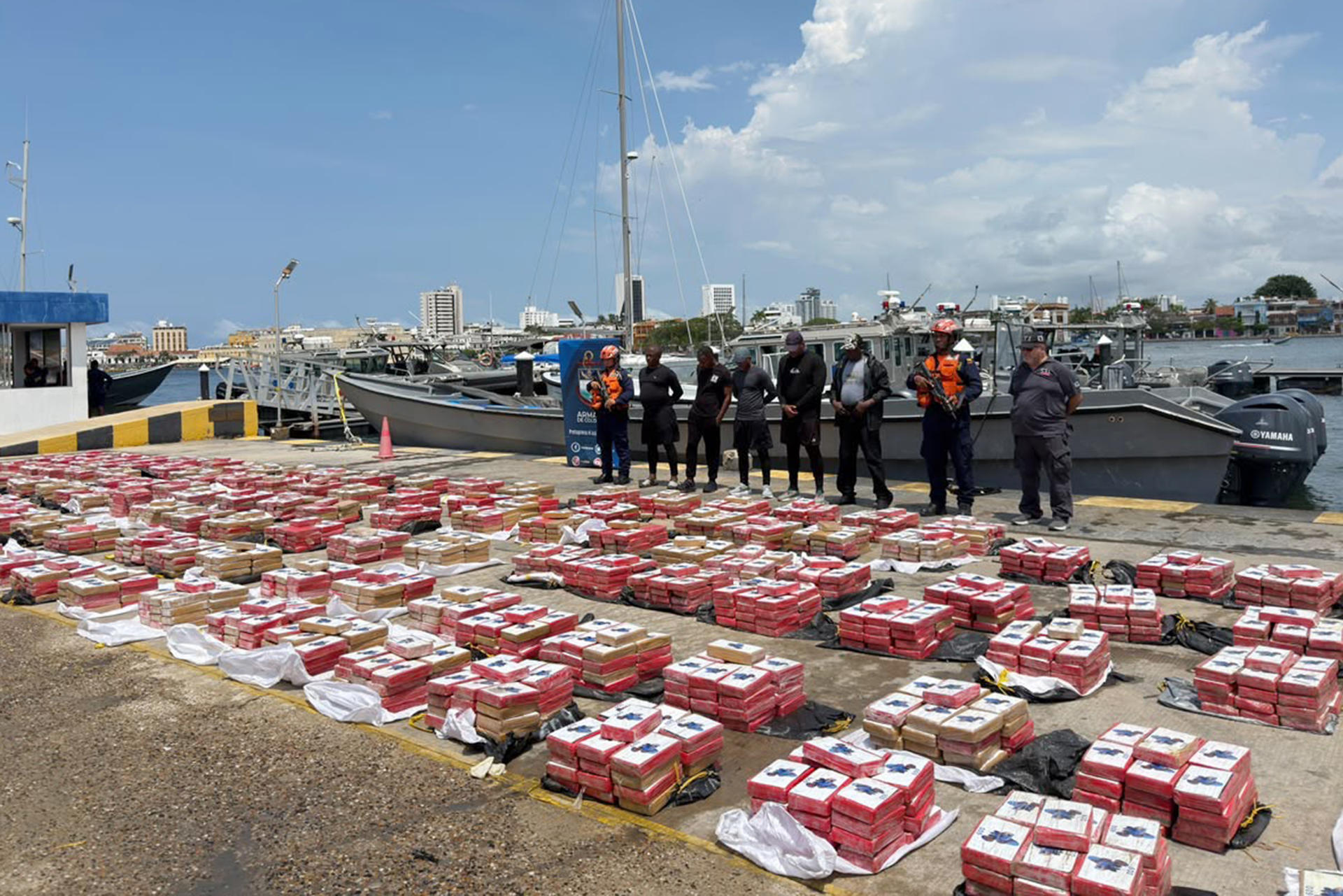 Armada colombiana asestó duro golpe al narcotráfico tras incautar toneladas de droga en el Caribe (VIDEO)