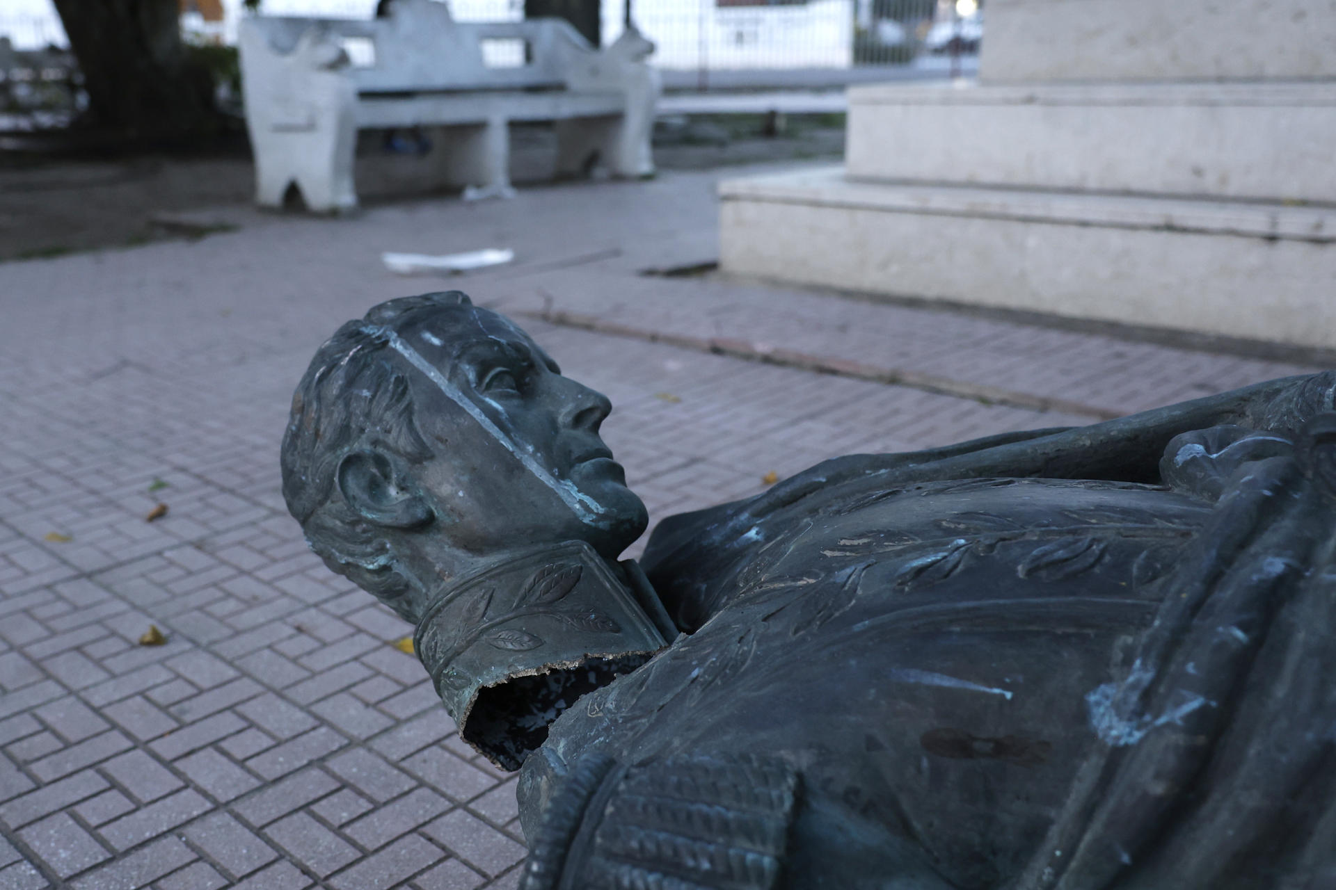 Estatua de Simón Bolívar sufrió daños al caer durante el terremoto en Panamá (FOTOS)
