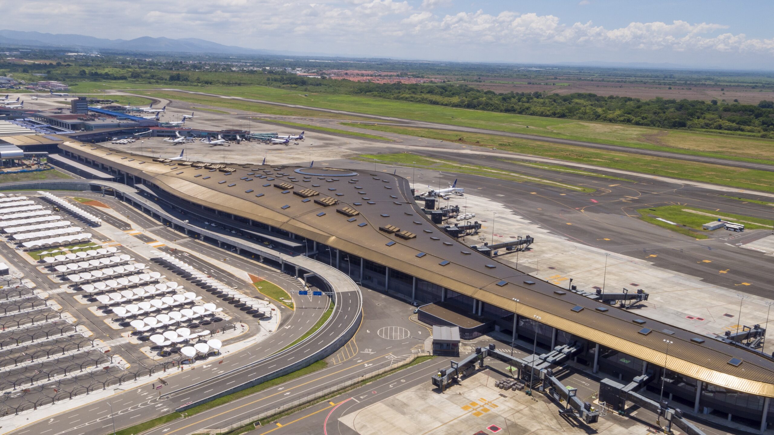 Aviones tuvieron que dar varias vueltas en el aire al no poder aterrizar en Panamá por fuerte terremoto