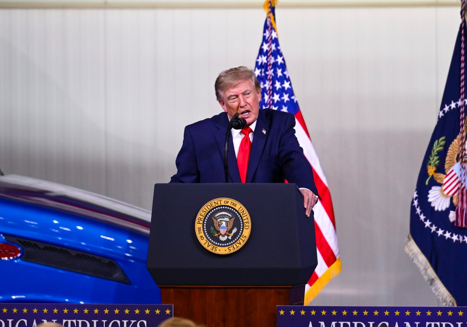 VIDEO: El momento en que Trump arrojó un vaso de agua al hablar de Venezuela