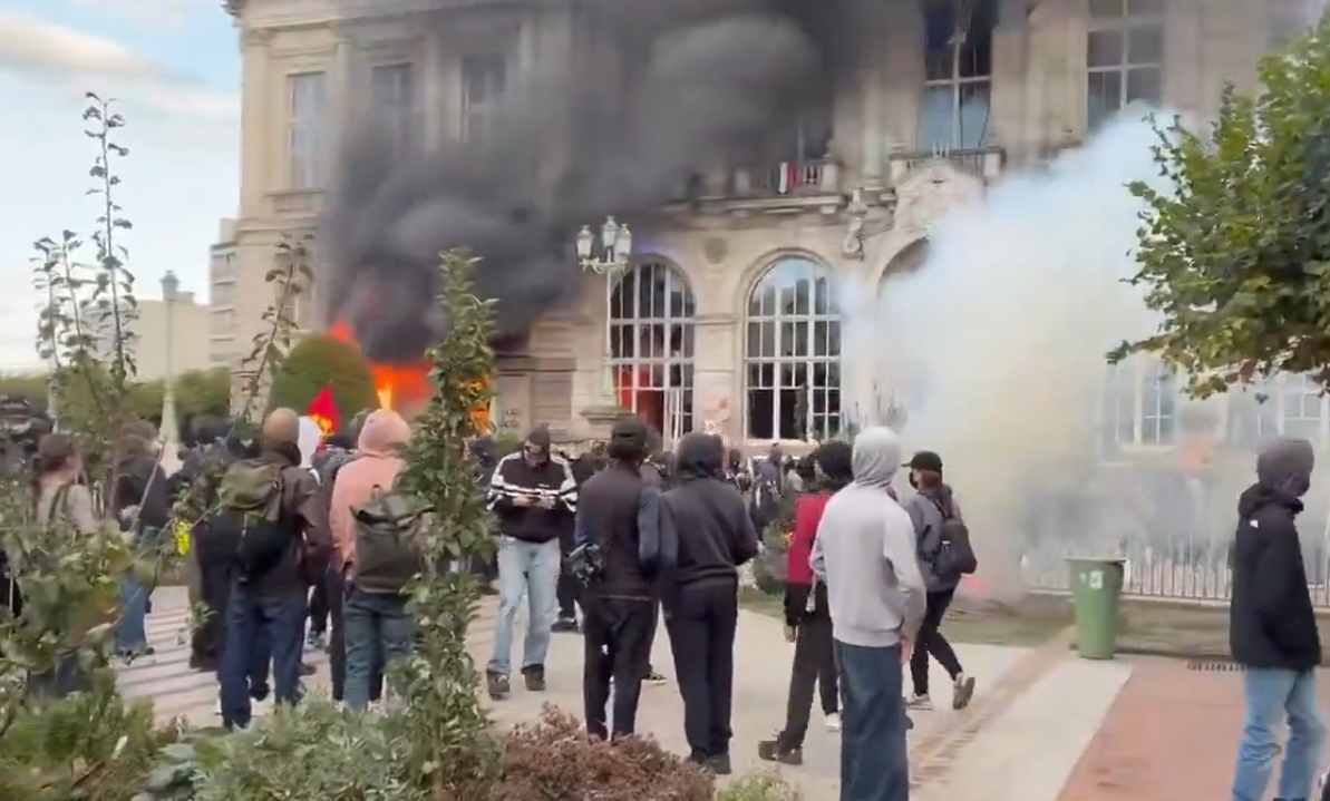 Manifestantes provocan un incendio en la alcaldía de Limoges, uno de los monumentos históricos de Francia (VIDEO)