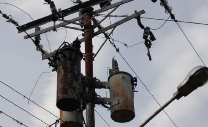 Al menos 15 familias en Mérida llevan un mes sin electricidad por falla de un transformador