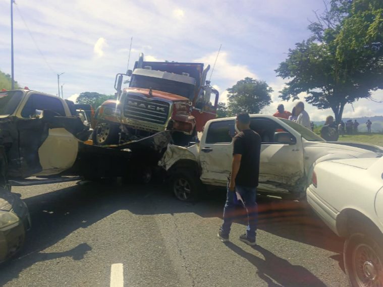 Múltiple accidente de tránsito generó caos en la Autopista Regional del Centro este #4Oct