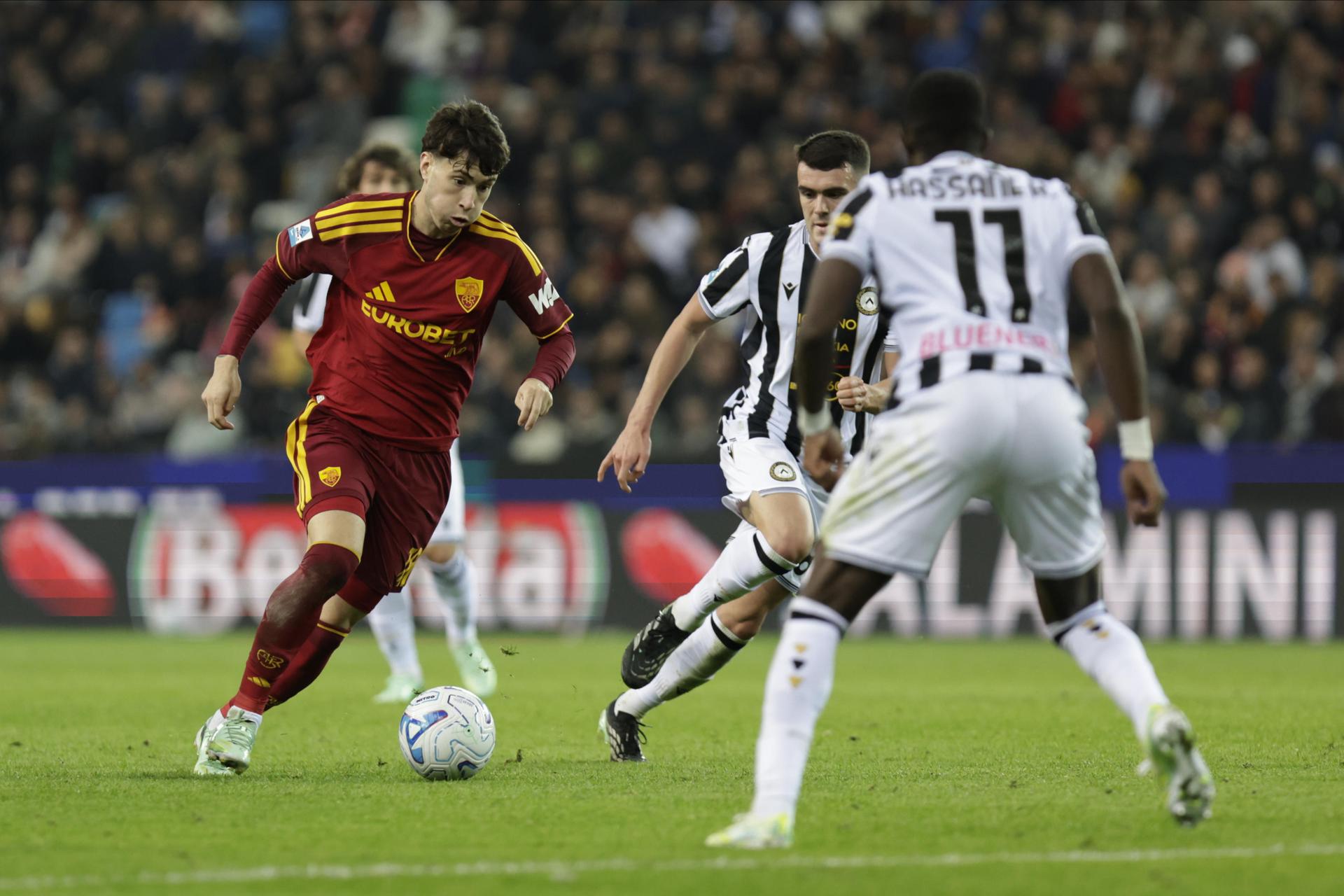 Roma necesitó apenas 37 minutos para destrozar al Udinese y acercarse al liderato de la Serie A