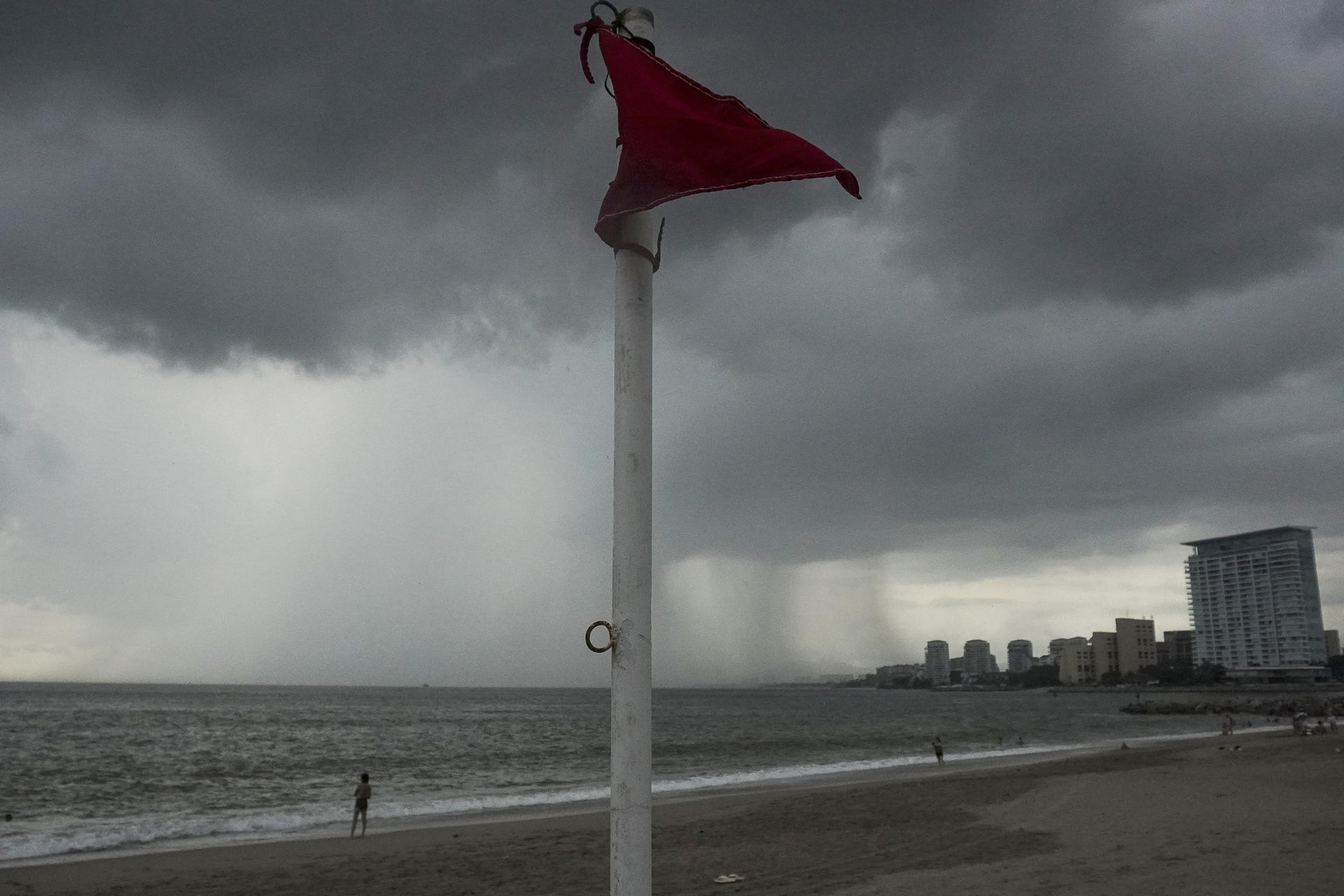 El huracán Trudy se volvió a intensificar y activó alertas en las costas del Pacífico mexicano