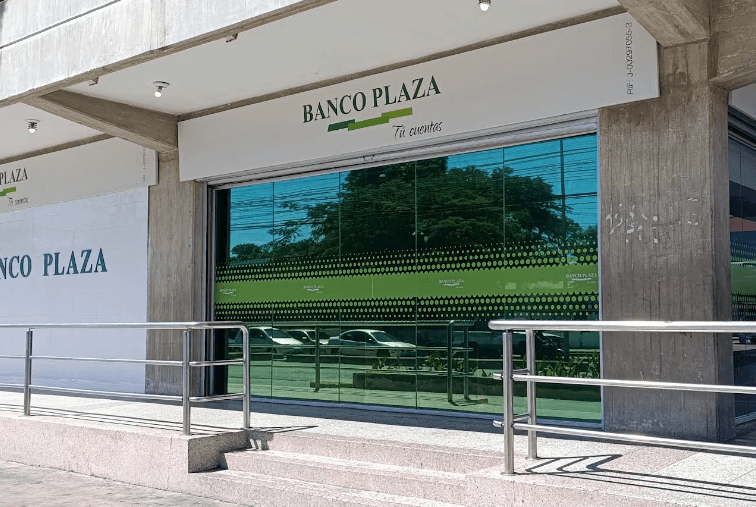Fuerte explosión en Banco Plaza de El Vigía en Mérida destruyó ventanales y parte de la estructura (VIDEOS)