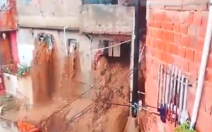 El angustiante momento que vivieron vecinos de Catia por las intensas lluvias de este #28Oct (VIDEO)