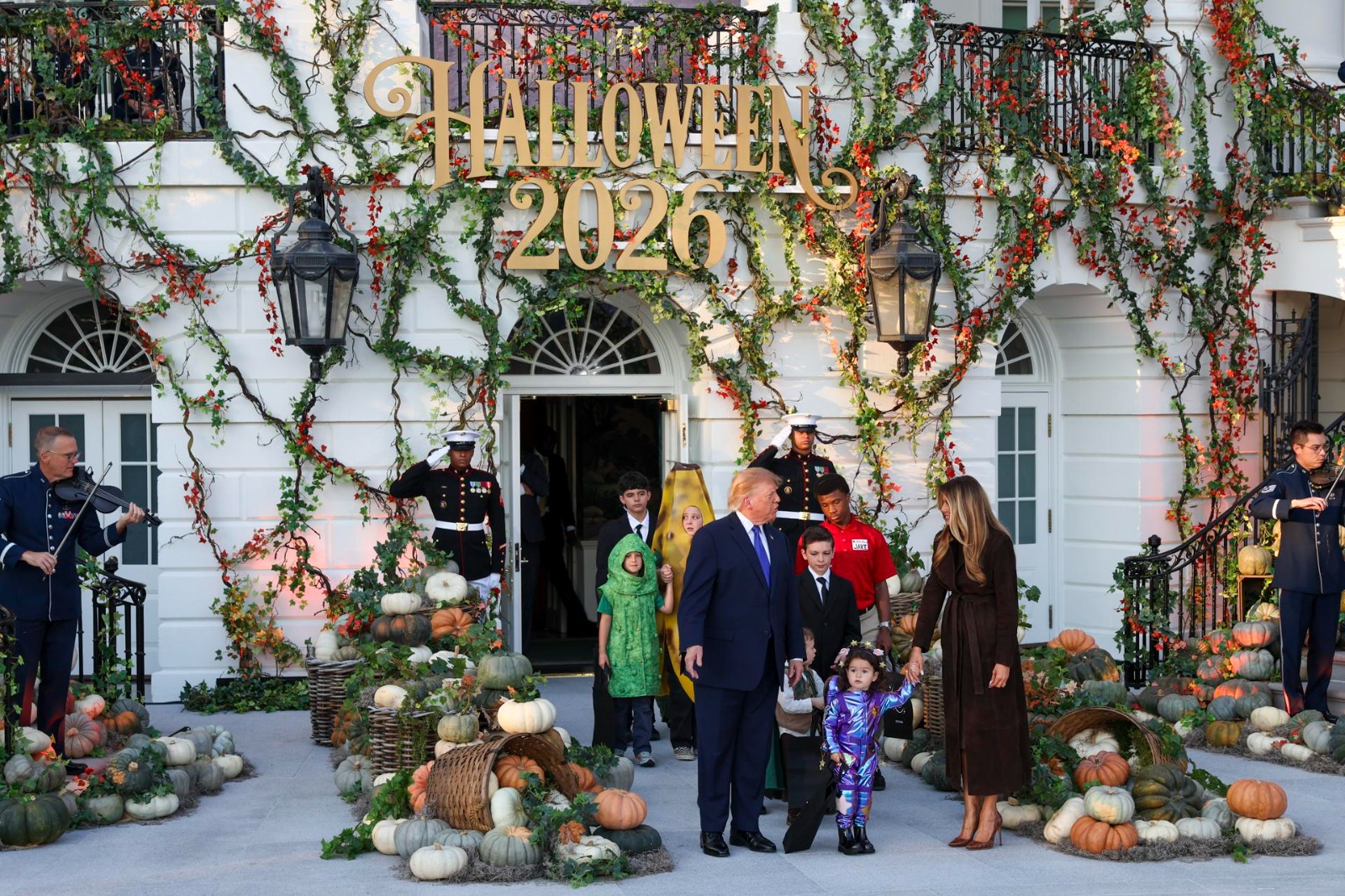 Donald y Melania Trump celebraron Halloween en una Casa Blanca repleta con calabazas (FOTOS)