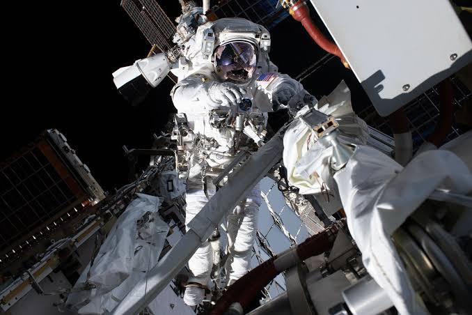 Astronautas concluyeron caminata espacial tras instalar panel solar en la EEI (VIDEO)