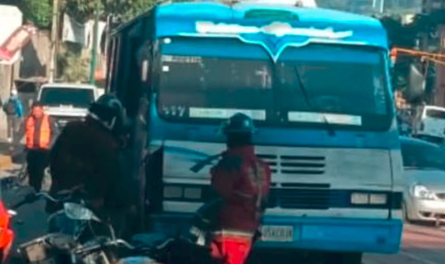 Choque entre transporte público y otro vehículo dejó un herido con quemaduras en El Paraíso