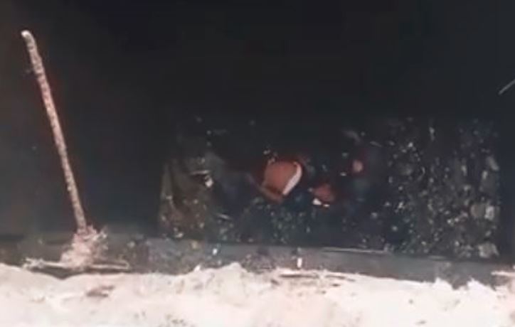 Momentos de angustia en Caracas: transeúnte cayó en un profundo foso tras colapsar alcantarilla (VIDEO)
