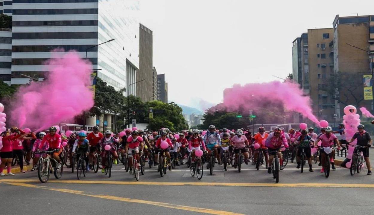 Caracas se llenó de solidaridad con caravana para ayudar a mujeres contra el cáncer de mama (VIDEOS)