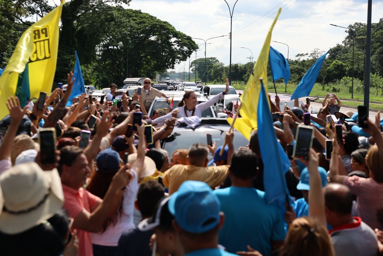 La emoción se apoderó de la Autopista Regional del Centro para celebrar llegada de María Corina Machado (VIDEO)