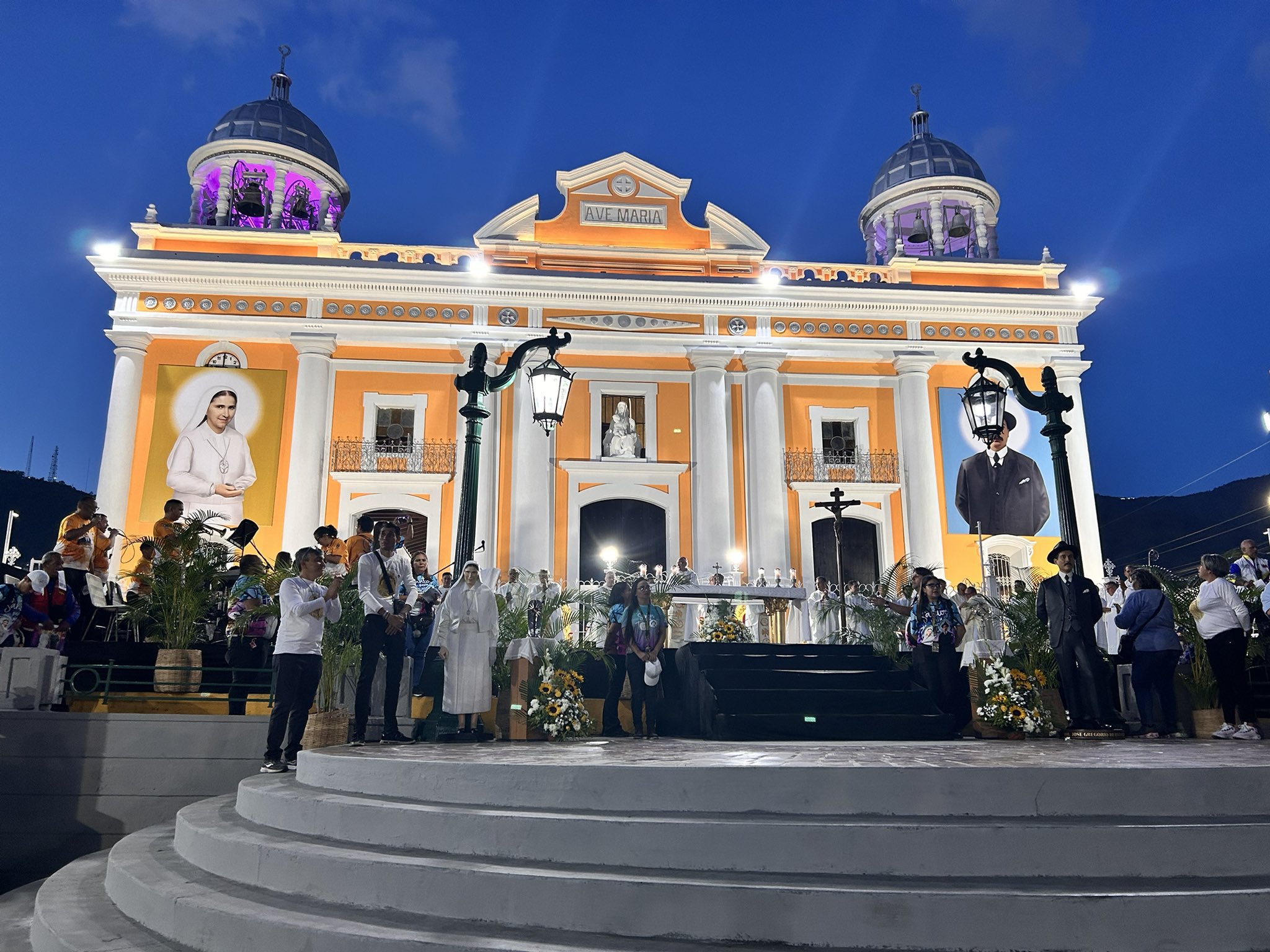 Venezuela rindió homenaje a José Gregorio Hernández y Carmen Rendiles a un año de su canonización