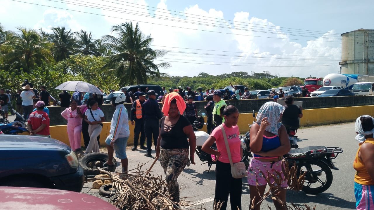 Vecinos de Tucacas bloquearon la carretera Morón-Coro para protestar por las fallas eléctricas (VIDEO)
