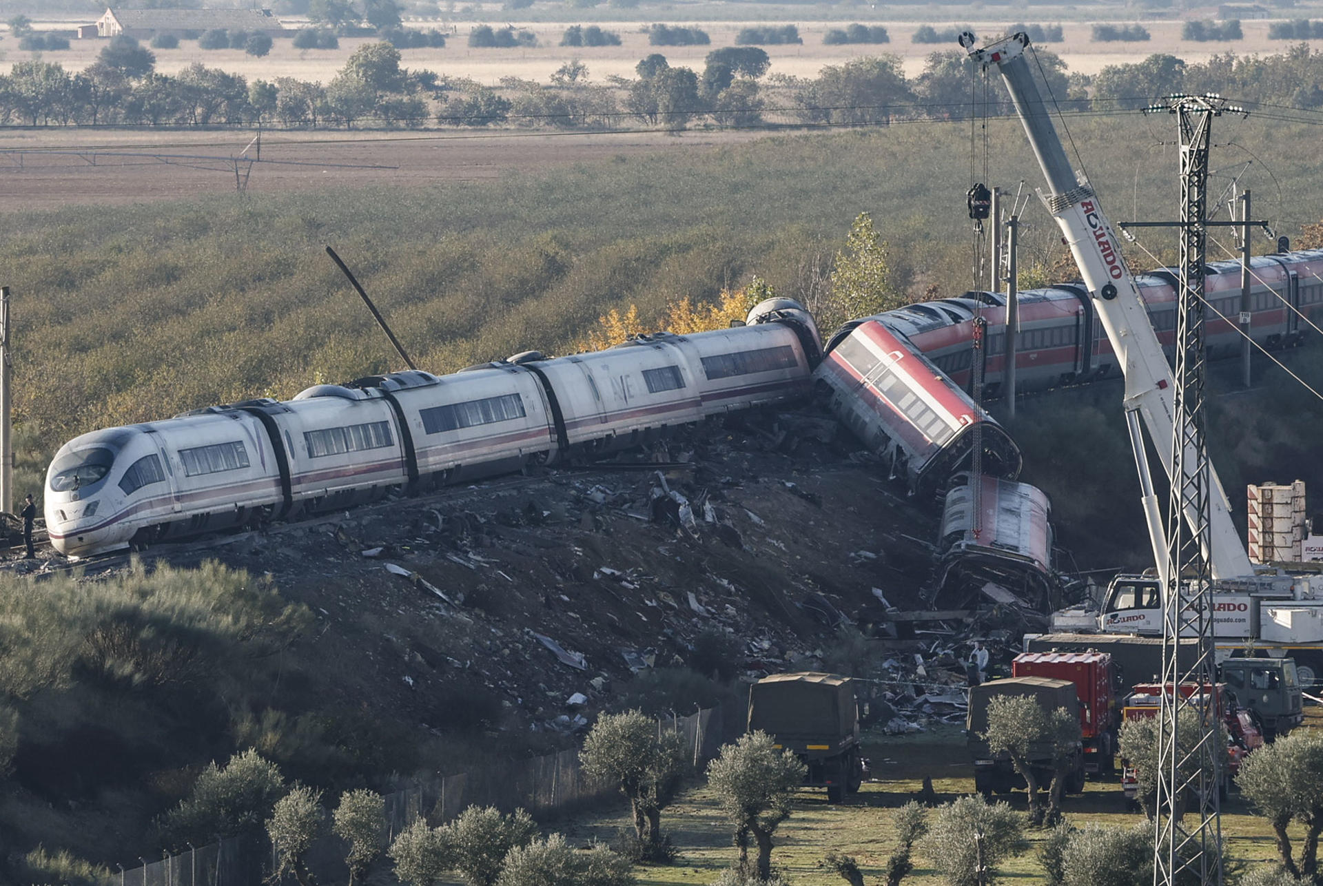 Grúas pesadas tratan de mover los vagones de los dos trenes accidentados en Toledo