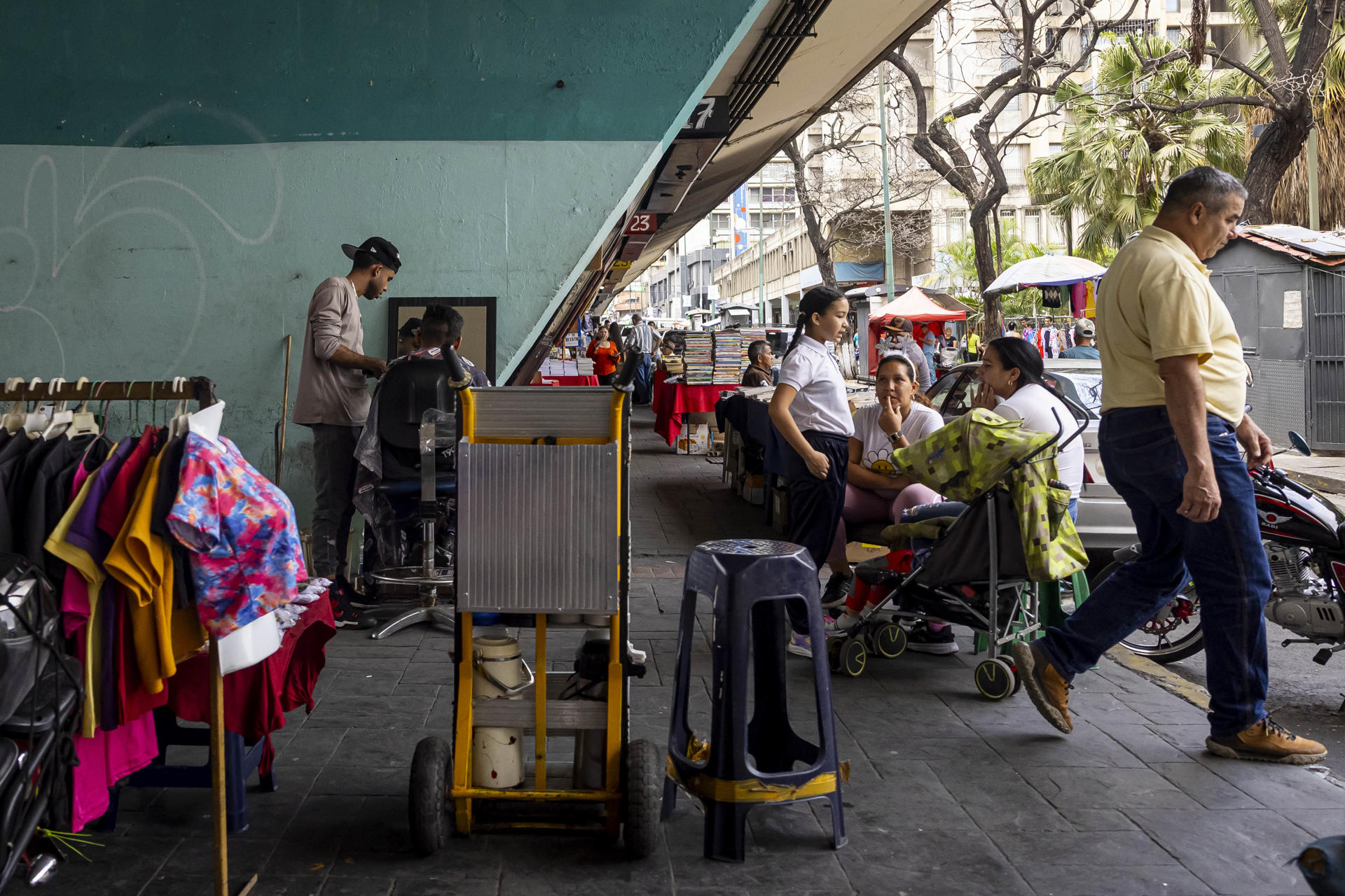 La brecha cambiaria baja, pero todavía golpea al consumidor venezolano