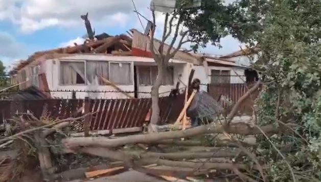 Tornado destruyó un colegio y más de 20 viviendas en Chile (VIDEOS)