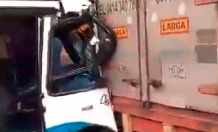 Autobús quedó destrozado tras fuerte choque contra un camión en la ARC este #30Oct (VIDEO)