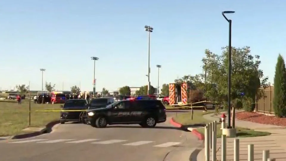Vehículo irrumpió en una cancha de fútbol en Kansas y dejó dos muertos