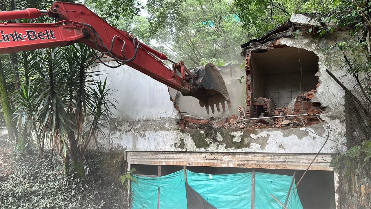 Colombia inició demolición de una casa de Pablo Escobar usada para supuestos rituales satánicos (VIDEO)