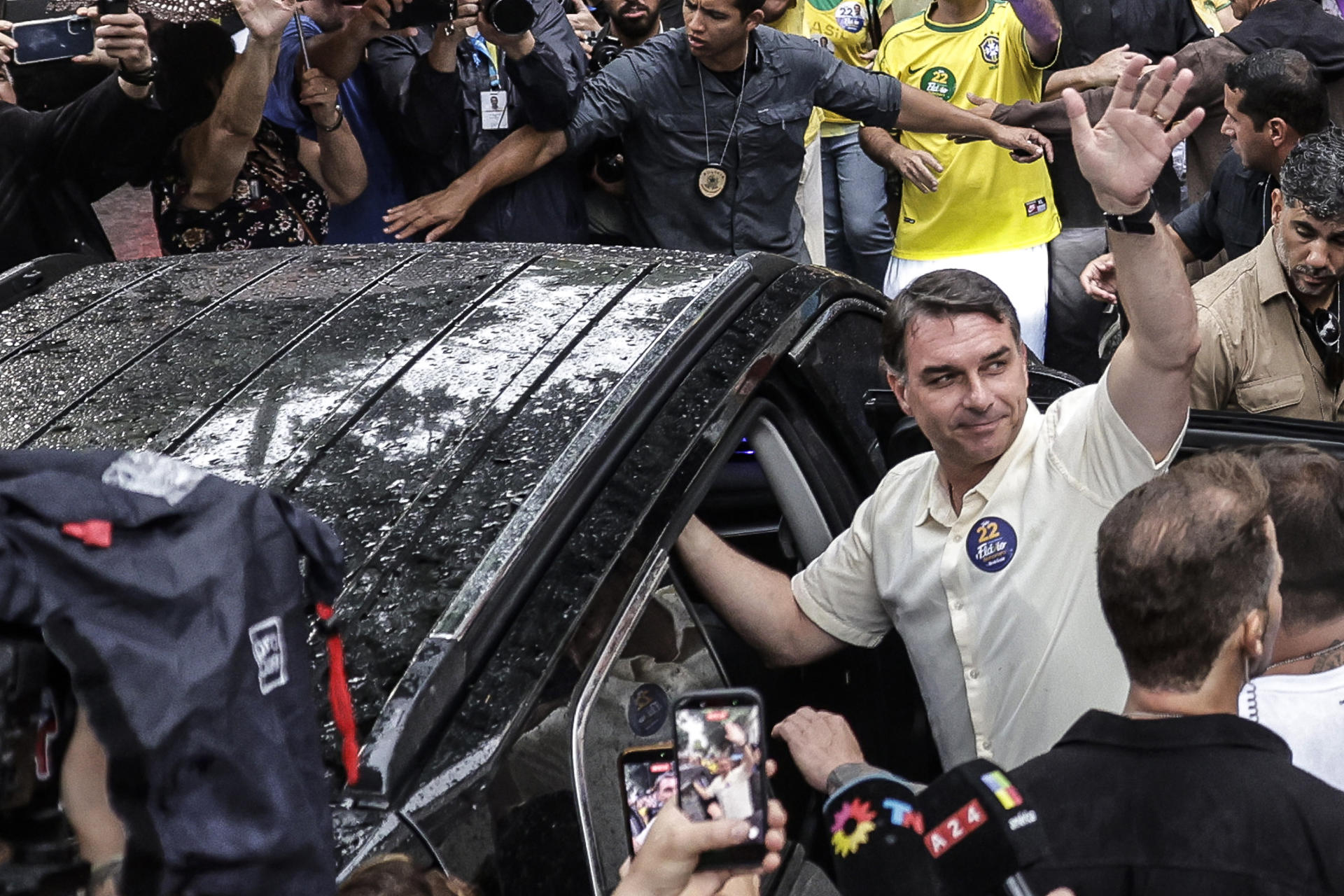 Flávio Bolsonaro se declaró presidente electo de Brasil y recordó a María Corina Machado
