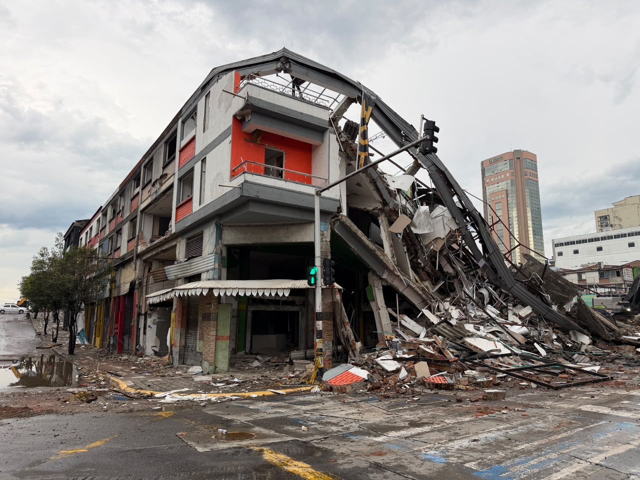 Edificio afectado por el terremoto en Colombia sufrió un colapso tras intensas lluvias en Pereira