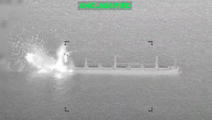 EEUU atacó un buque comercial en el golfo de Omán que salió de un puerto iraní (VIDEO)