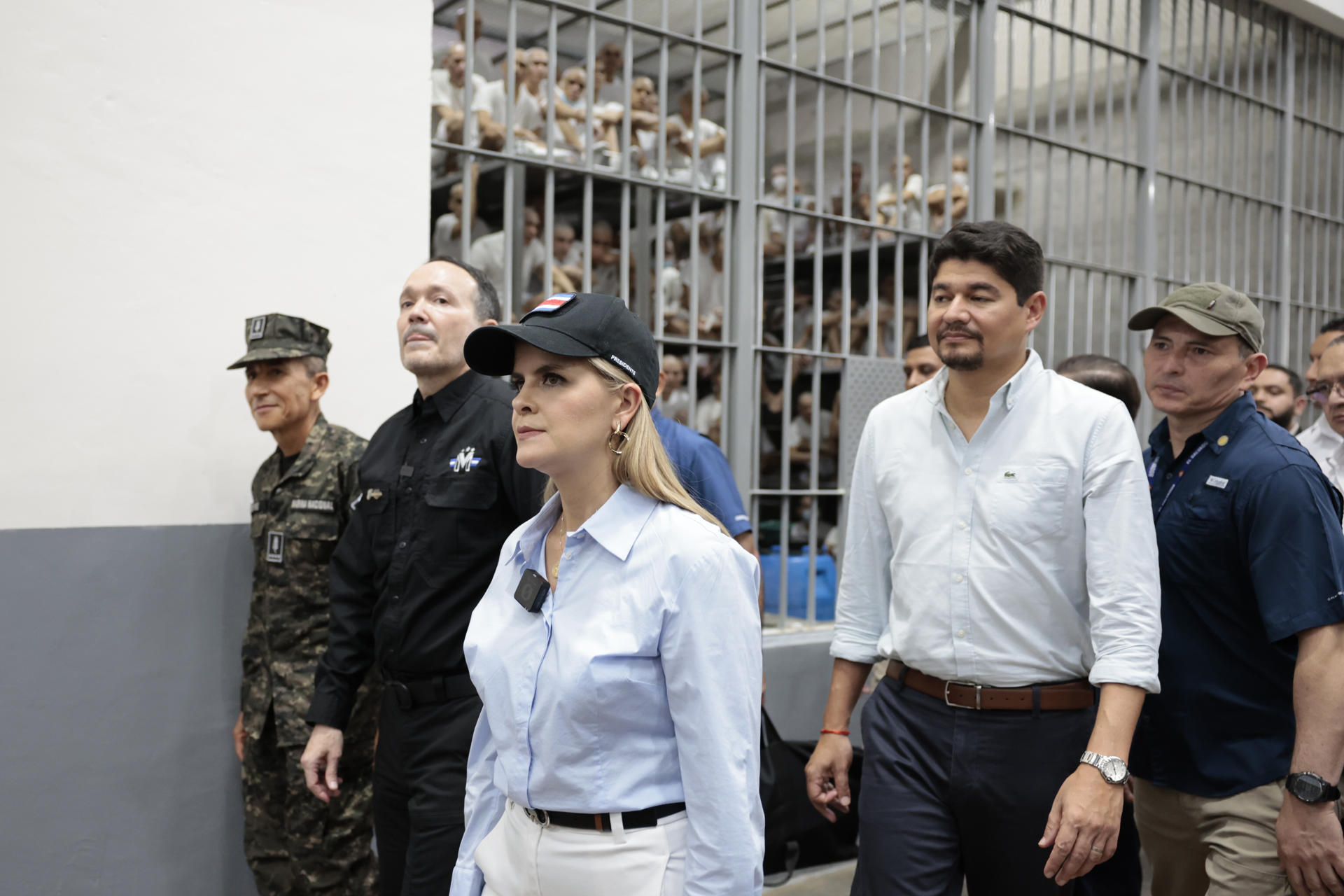 Laura Fernández visitó el Cecot tras inaugurar en Costa Rica una prisión inspirada en el modelo Bukele (VIDEO)