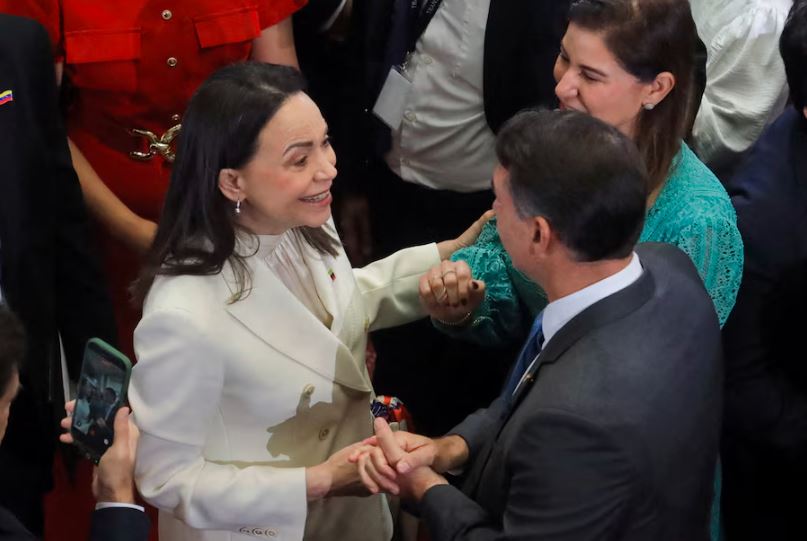 María Corina Machado felicitó a Flávio Bolsonaro por ganar en la primera vuelta presidencial de Brasil