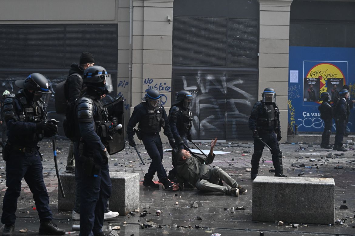 Policías someten a un manifestante en París