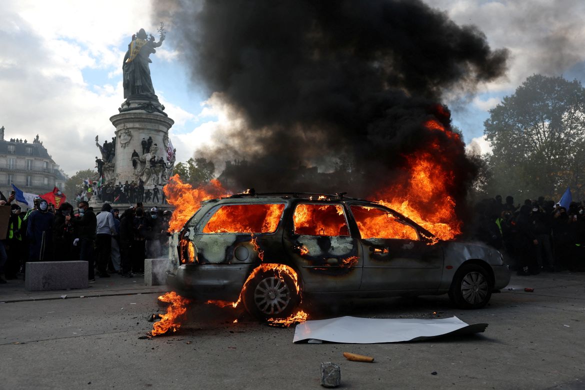 Carro en llamas en la plaza de la República de París