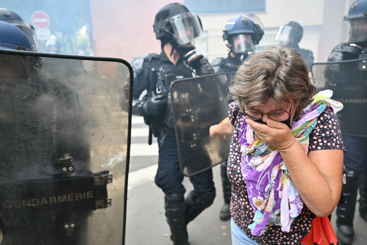 Mujer entre gendarmes antidisturbios en Toulouse