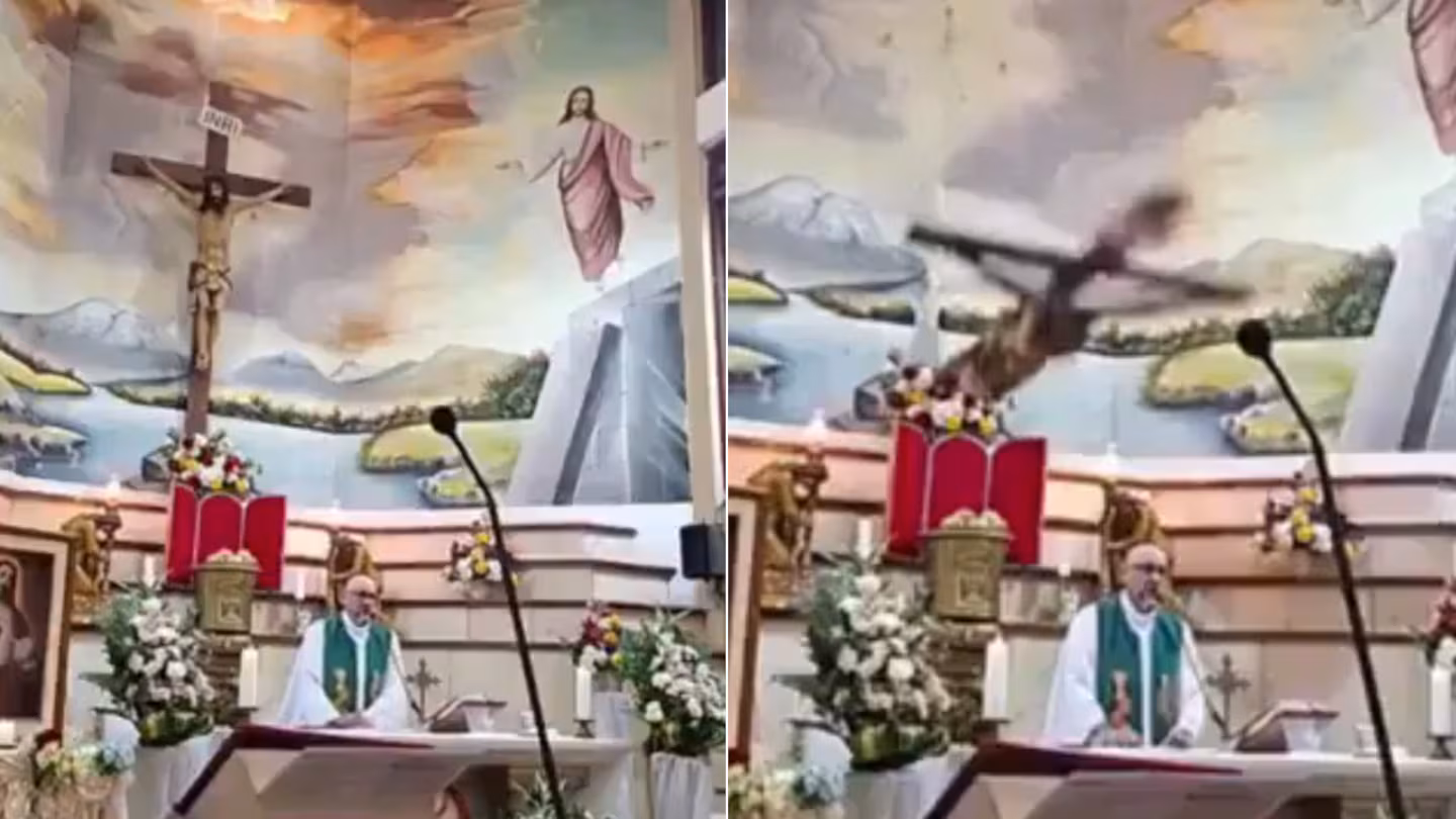 Conmoción en Ecuador: sacerdote murió tras caerle encima una enorme cruz mientras oficiaba una misa (VIDEO)