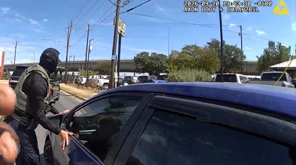 ICE prohíbe las persecuciones a alta velocidad y endurece las reglas para detener vehículos