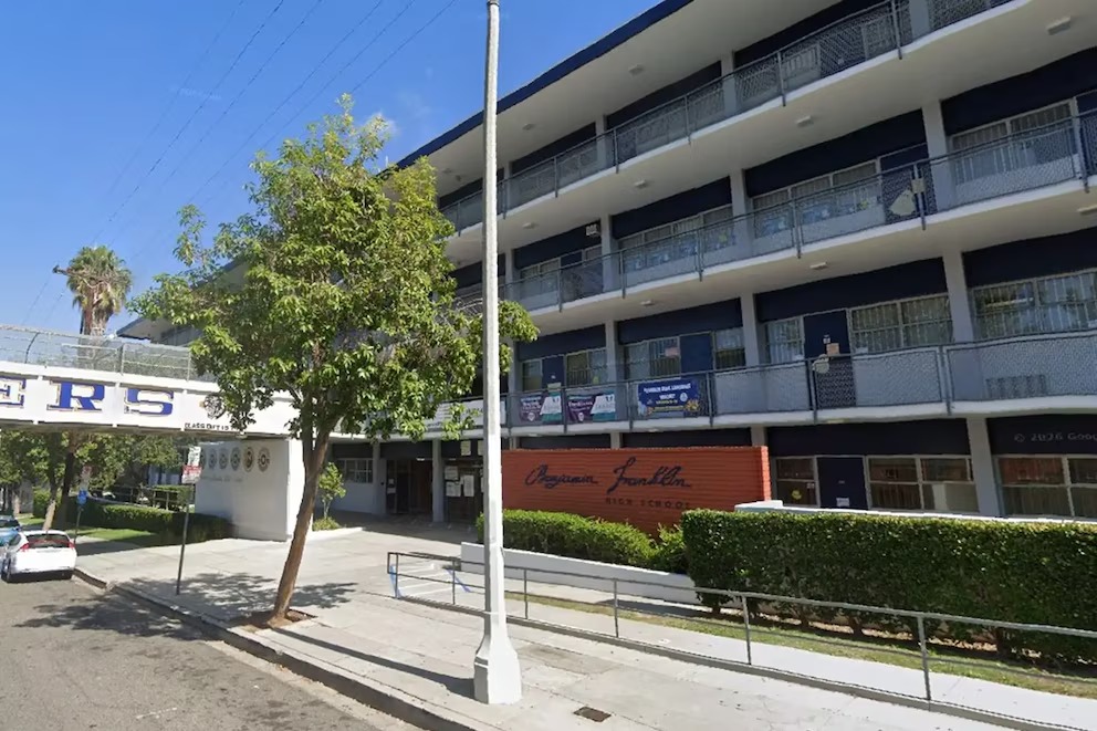 Estudiante de secundaria en Los Ángeles murió al saltar de un cuarto piso tras ser atacado por compañero