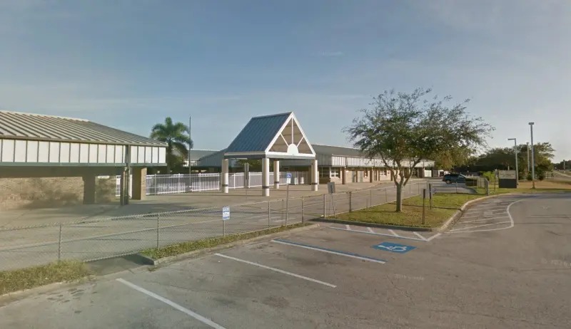 Niño de cinco años murió aplastado por una pizarra digital en una primaria de Florida