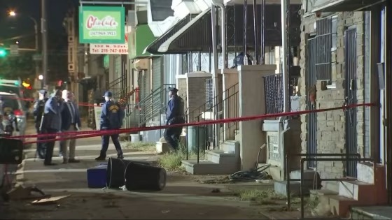 Un oficial de policía murió y otro sobrevivió tras recibir 12 disparos durante una emboscada en Filadelfia