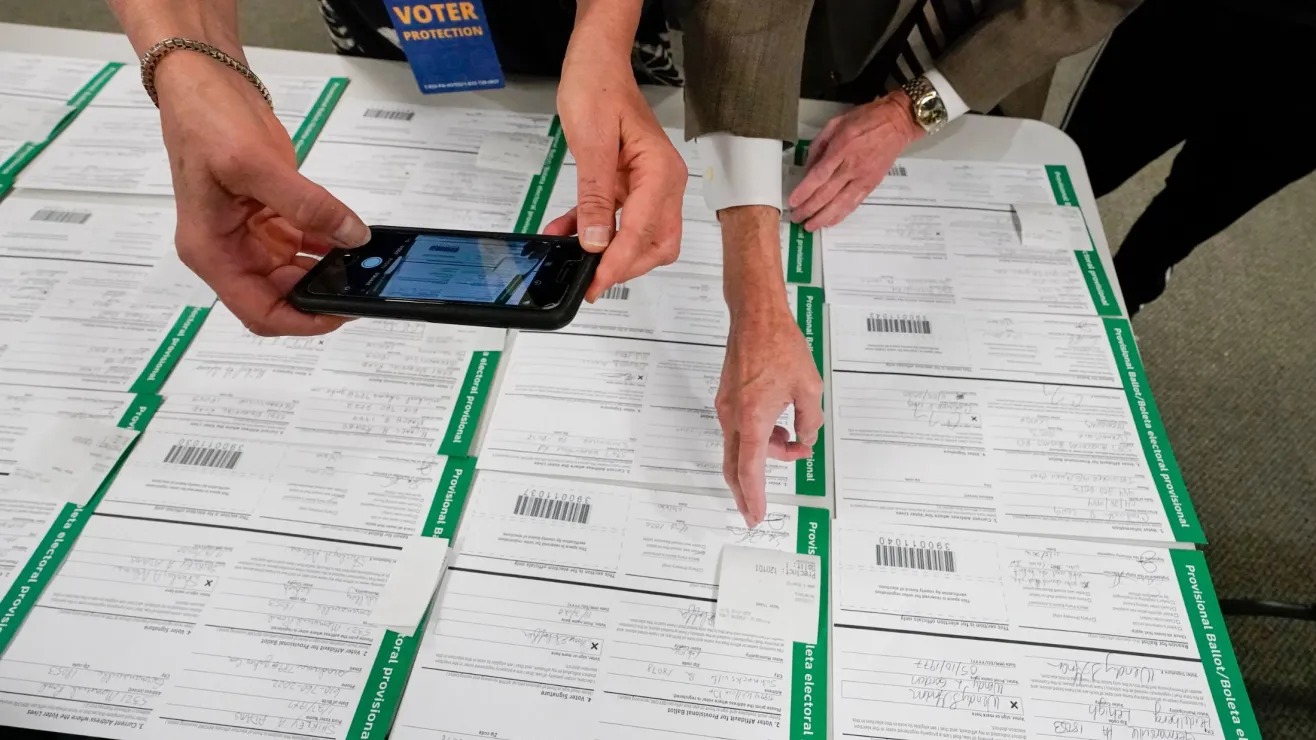 La decisión sobre ICE y FBI que llega a pocos días de las elecciones en EEUU
