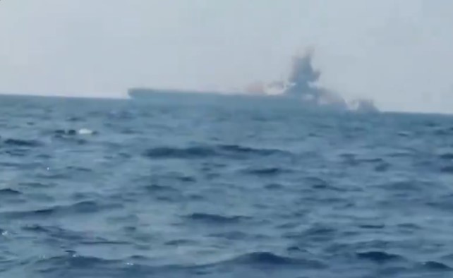 Otro superpetrolero se incendió tras impactar con una mina naval en el estrecho de Ormuz (VIDEO)