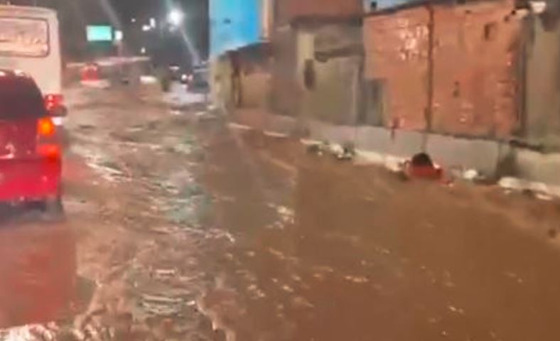 Fuertes lluvias inundaron la carretera Panamericana y generaron caos vehicular en Miranda (VIDEO)