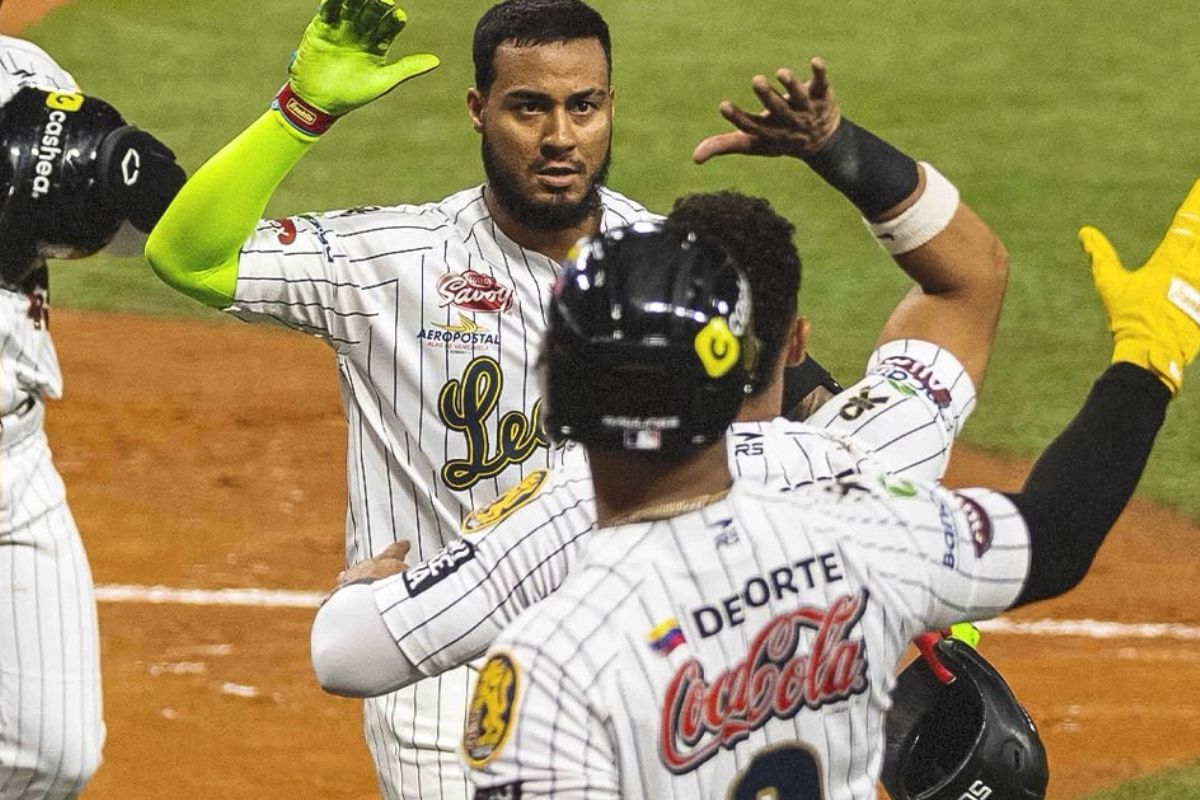 Lenyn Sosa celebra con sus compañeros de Leones del Caracas
