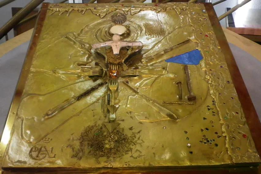 Pesaba 210 kilos y tenía oro en su cubierta: el valioso libro que fue robado en un museo de Francia