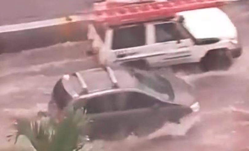 Fuertes lluvias colapsaron el drenaje y anegaron una de las principales vías de Los Teques este #1Oct (VIDEO)