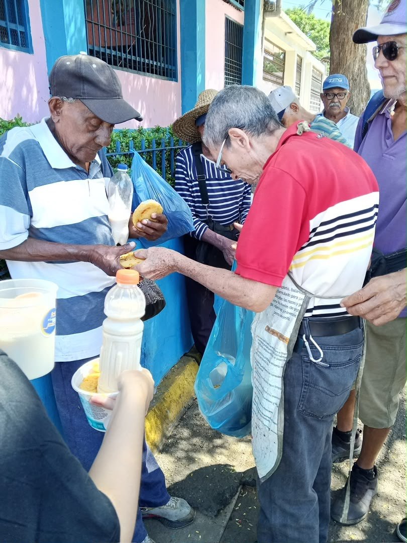 Adultos mayores reciben bebidas en la Fundación Me Diste de Comer