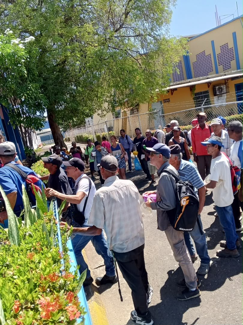 Fila de personas frente al comedor de la Fundación Me Diste de Comer
