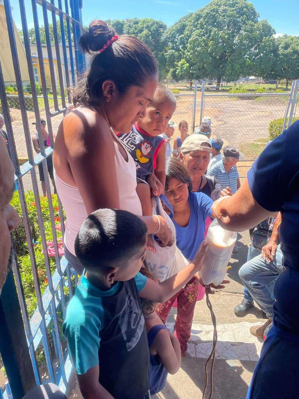 Una madre y sus hijos reciben alimentos en la Fundación Me Diste de Comer