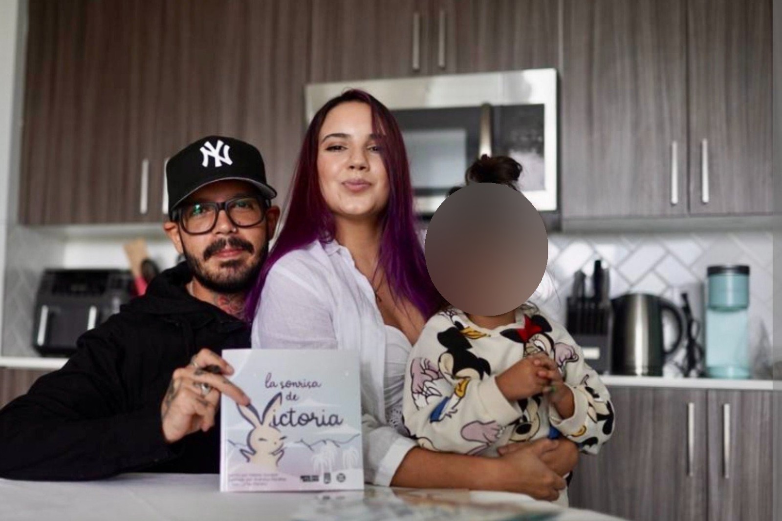 El periodista Melanio Escobar junto a su esposa y su hija