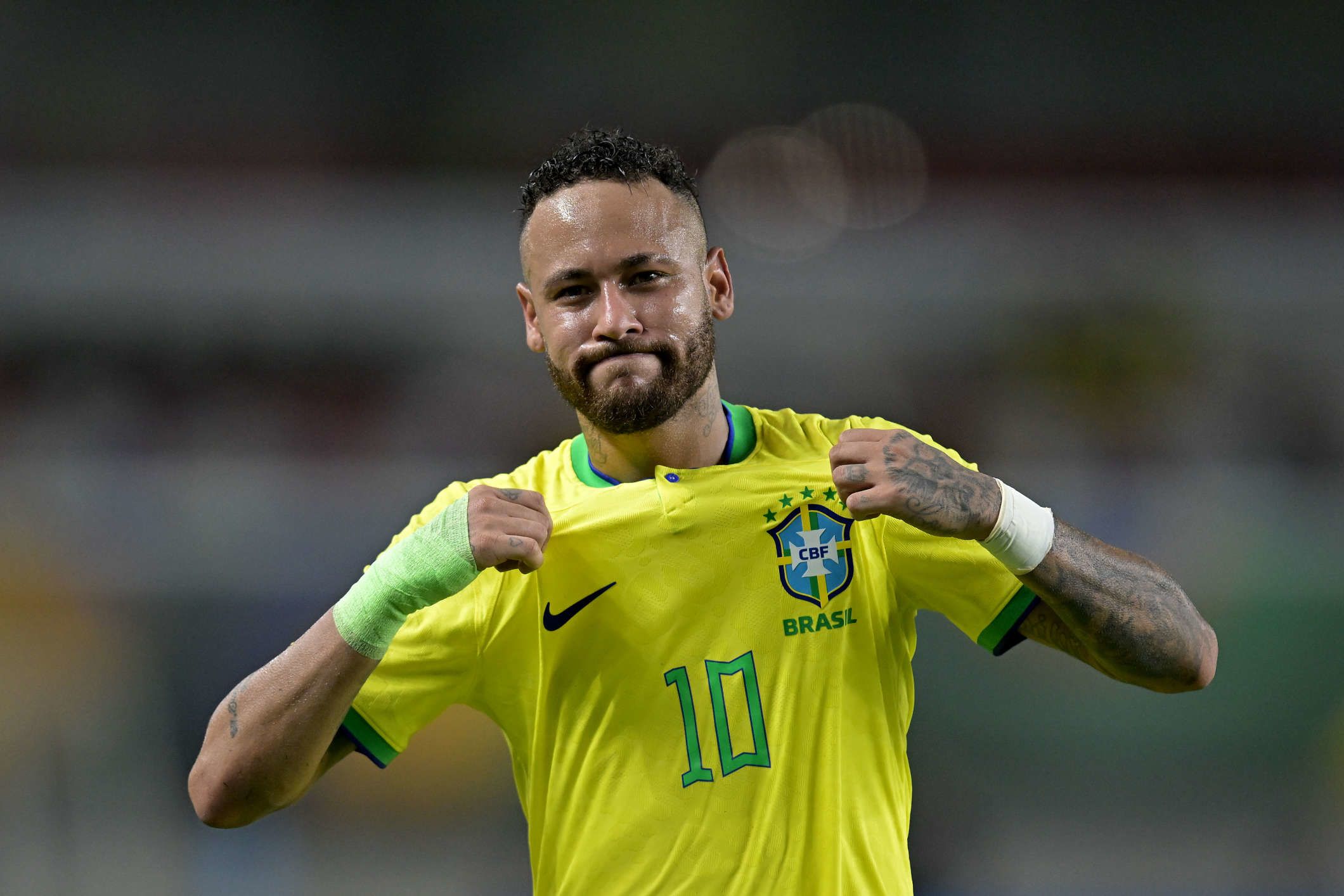 Neymar votó en Brasil y un curioso gesto fue interpretado como apoyo a Flávio Bolsonaro
