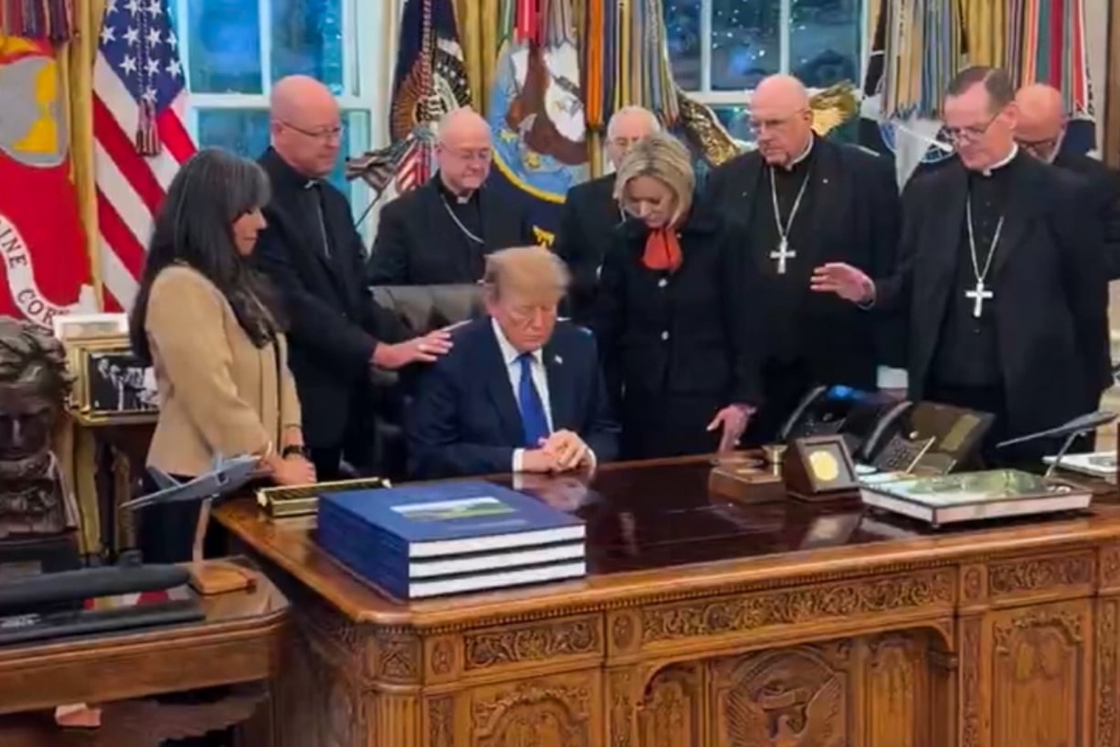 Obispos católicos acusan a la Casa Blanca de usar su oración con Trump como foto de campaña
